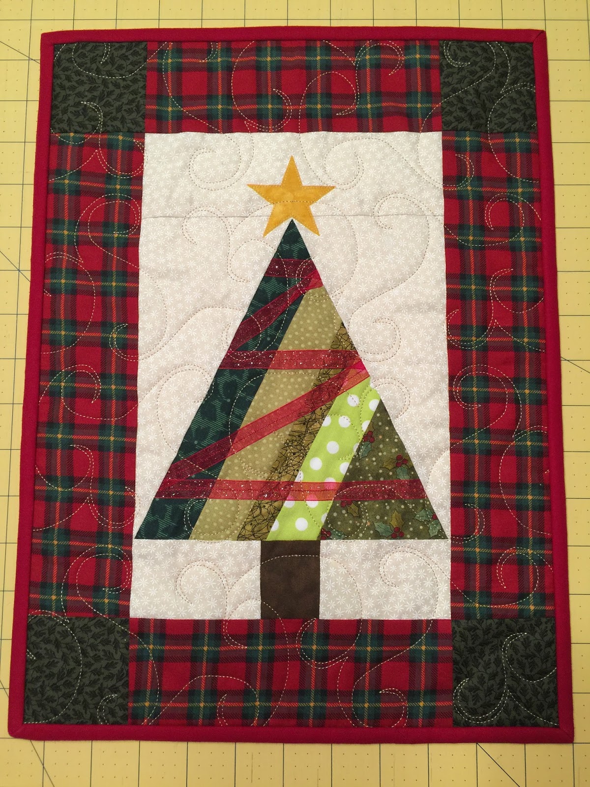 Suzy's Quilting Room: Christmas String Tree Wallhanging - Finished!