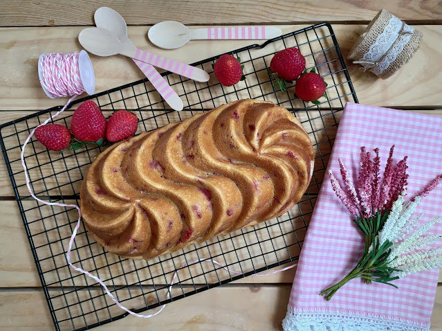 Receta de bizcocho de leche condensada con fresas y coco. Ideal para desayunos y meriendas. Bizcocho fácil, La lechera, tierno, jugoso, esponjoso, de temporada, rico. Cuca