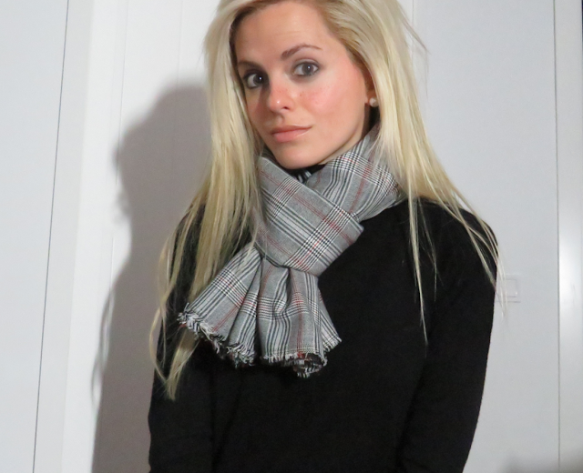 Pashmina Príncipe de Gales alrededor del cuello