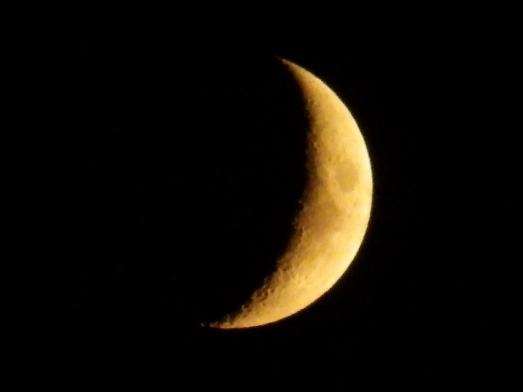 Что будет без луны. Луна 15. Красивое изображение растущей Луны. Понедельник Луна. Луна картинка с надписью.