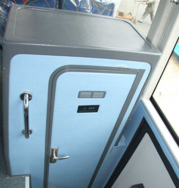 туристический автобус с туалетом. химический туалет в автобусе. сходила в туалет в автобусе. биотуалеты в автобусах. накопительный туалет в автобусе.