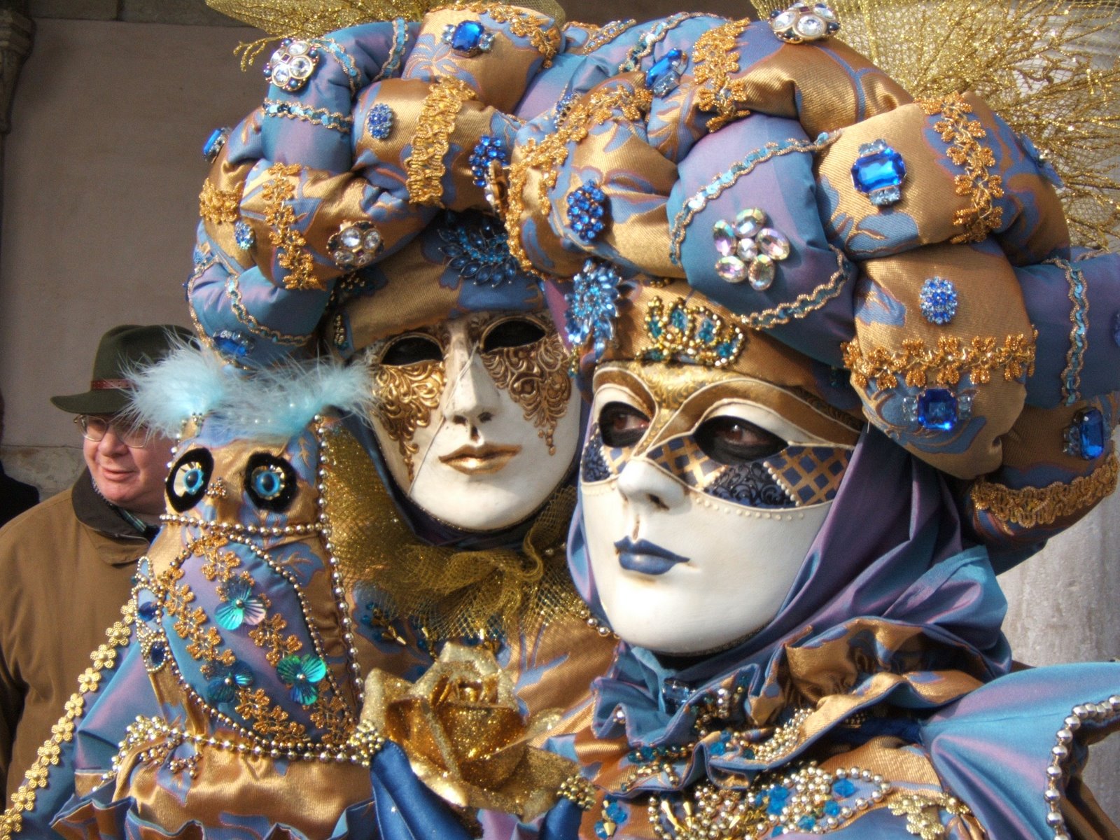 Одевали карнавал. Carnevale di Venezia маски. Венецкий карнавал в Италии. Маска Венеция для карнавала. Педролино Венецианский карнавал.