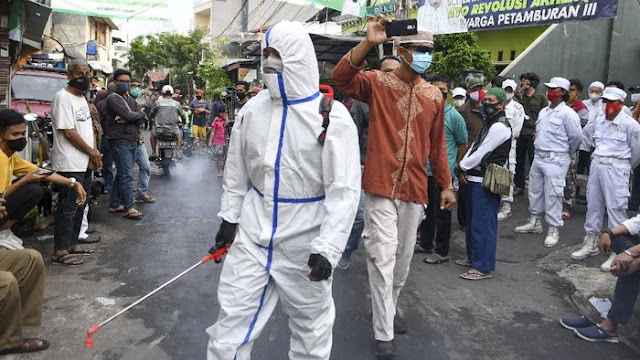 Newsmeter - Polisi Semprot Disinfektan di Petamburan, Gang Rumah HRS Dijaga Laskar FPI