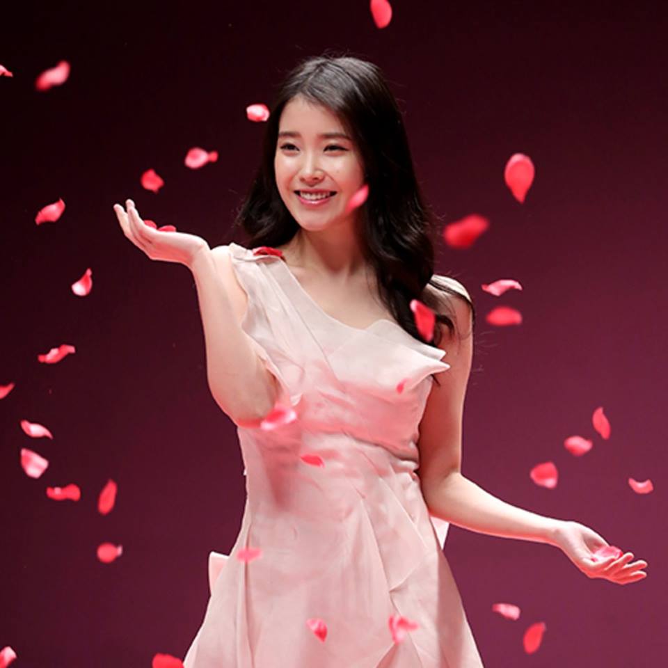 Which Korean actress looks adorable in Pink dress