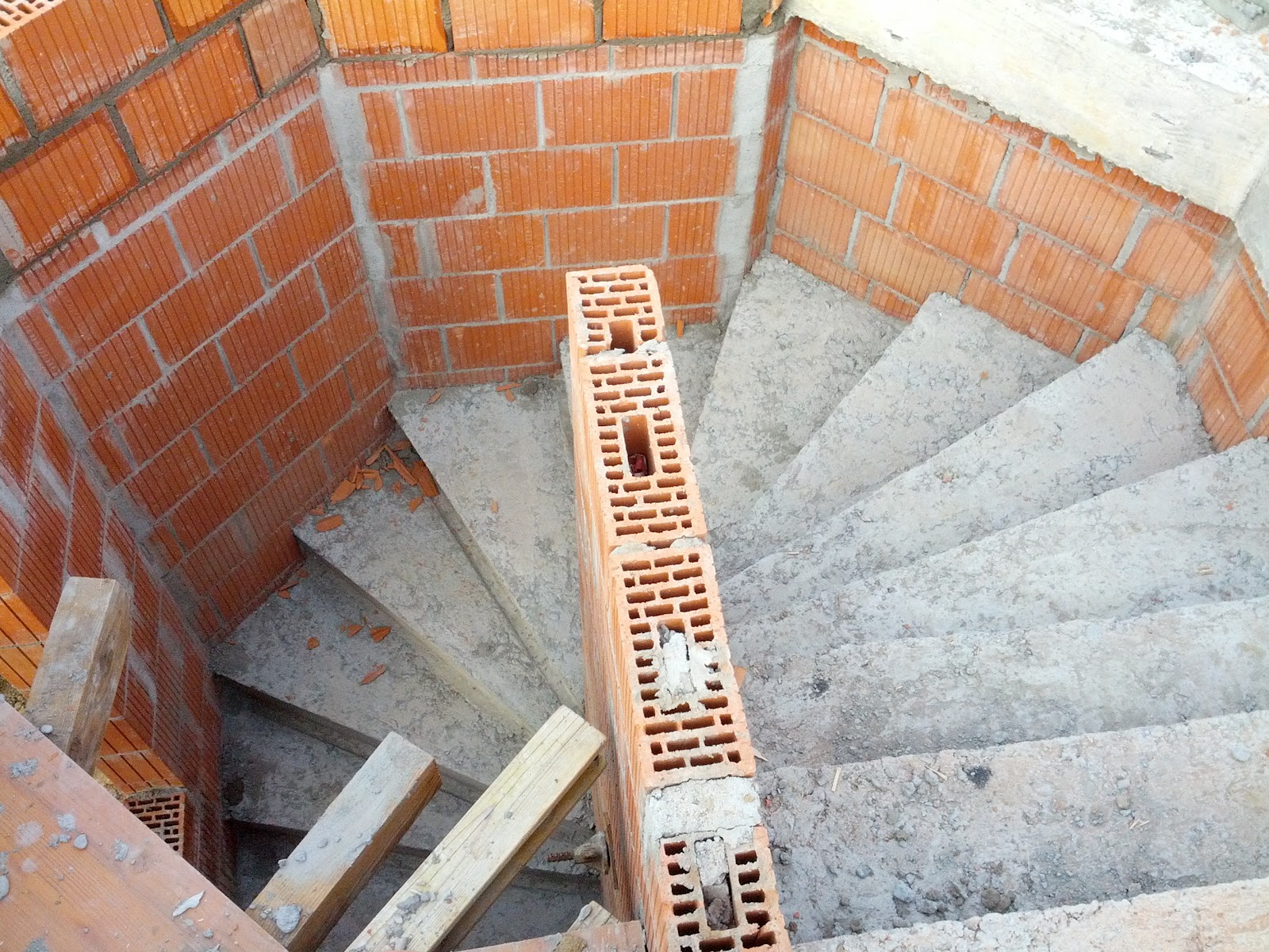 Hausbau: Aussenmauern fertig