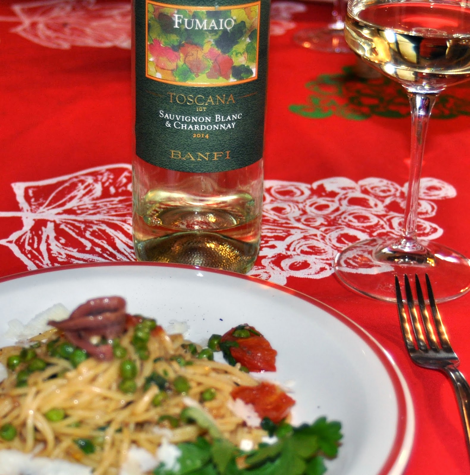 PASTA E VINO! Spaghetti z groszkiem, pomidorkami, sardelami i