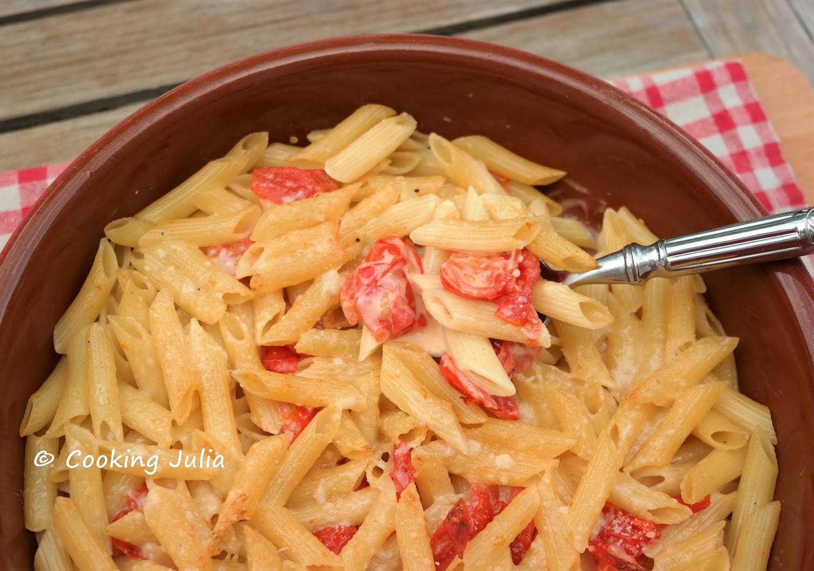 COOKING JULIA PÂTES À LA SAUCE AUX TOMATES CERISES ET PARMESAN