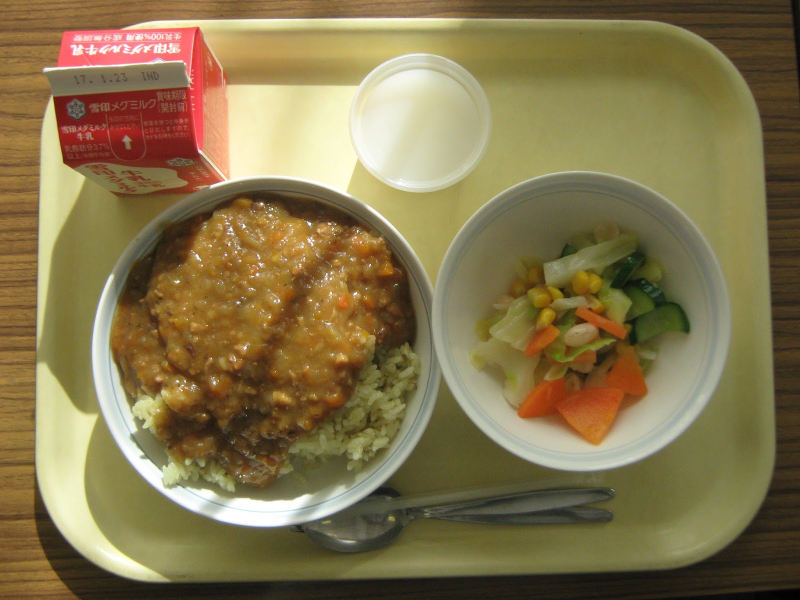 矢口東小学校 給食室より ドライカレー 牛乳 ビーンズサラダ カルピスゼリー