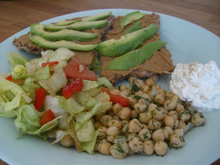 Lunch%2Bmed%2Bkik%25C3%25A4rtssallad%252C%2Bgr%25C3%25B6nsaker%252C%2Bkeso%2Boch%2Bkn%25C3%25A4ckebr%25C3%25B6d%2Bmed%2Bhummus%2Boch%2Bavokado%2B%25281%2529 - Bra medicin mot min förkylning