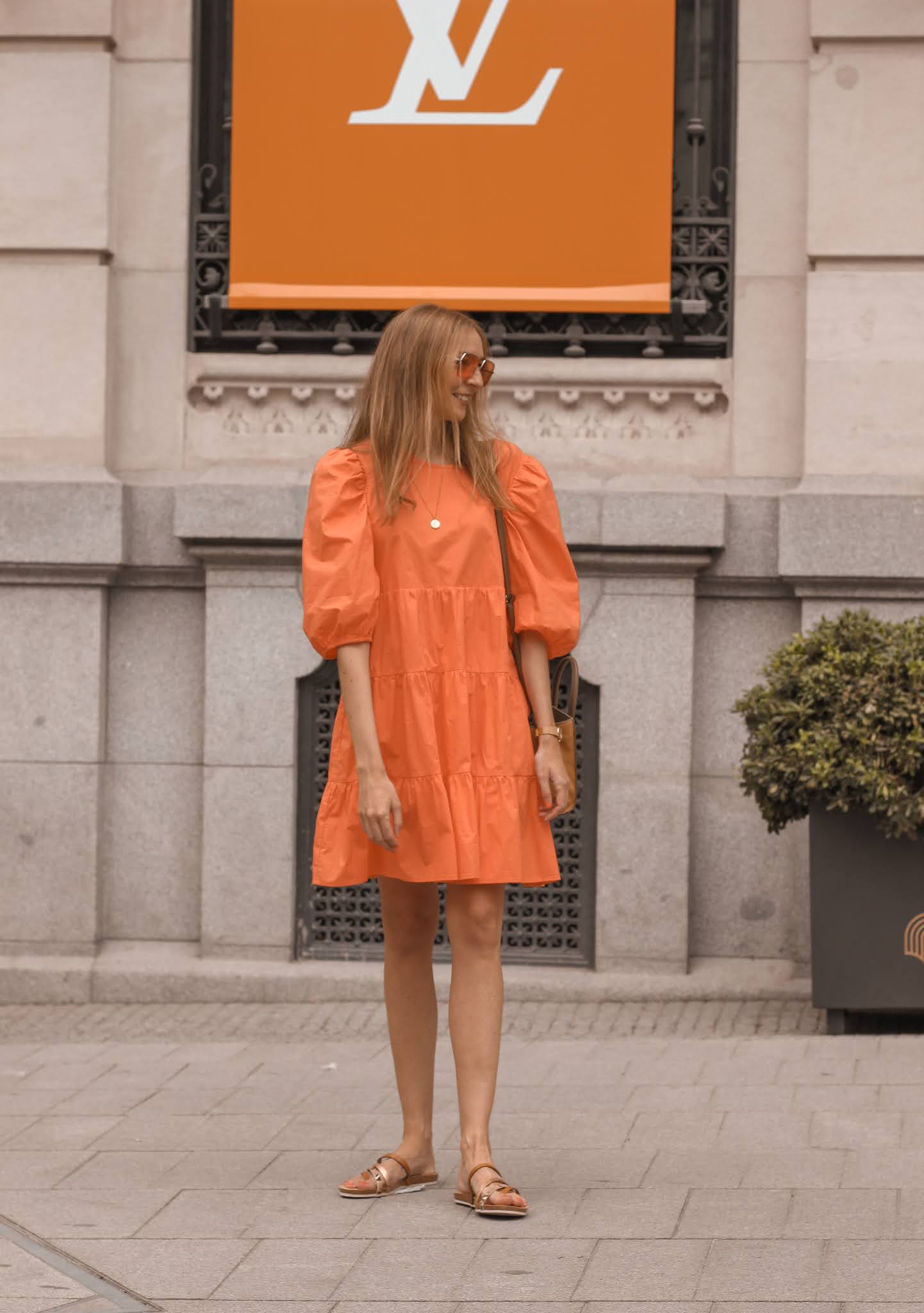 vestido-anonyme-naranja-sandalias-yokono-gafas-hawkers-getafe-the-style-outlets