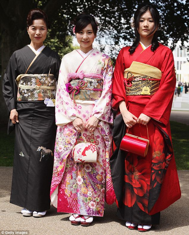 Кимоно японское женское хакама. Японская юката юката женская. Как называется одежда в японии. Юката и кимоно. Фурисодэ кимоно женское.