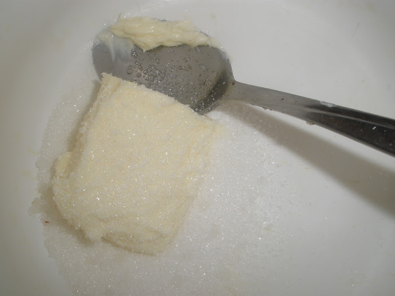 Желток сахар мука. Растереть добела сахар с маслом и желтком. Сливочно сахарная смесь. Сахар растертый с желтками добела добавляют крахмал с мукой. Мягкие масло растереть до однородности.