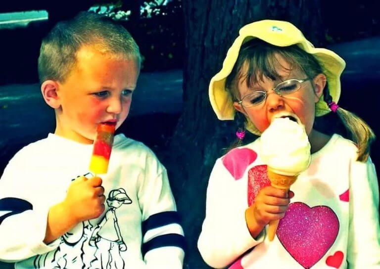 10 Pictures Of Jealous People Who Didn’t Realize They Were Being Photographed - I want this too 10 Pictures Of Jealous People Who Didn’t Realize They Were Being Photographed - I want this too