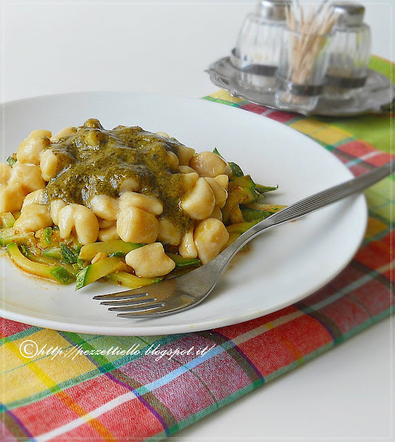 Gnocchetti con farina di ceci al pesto siciliano