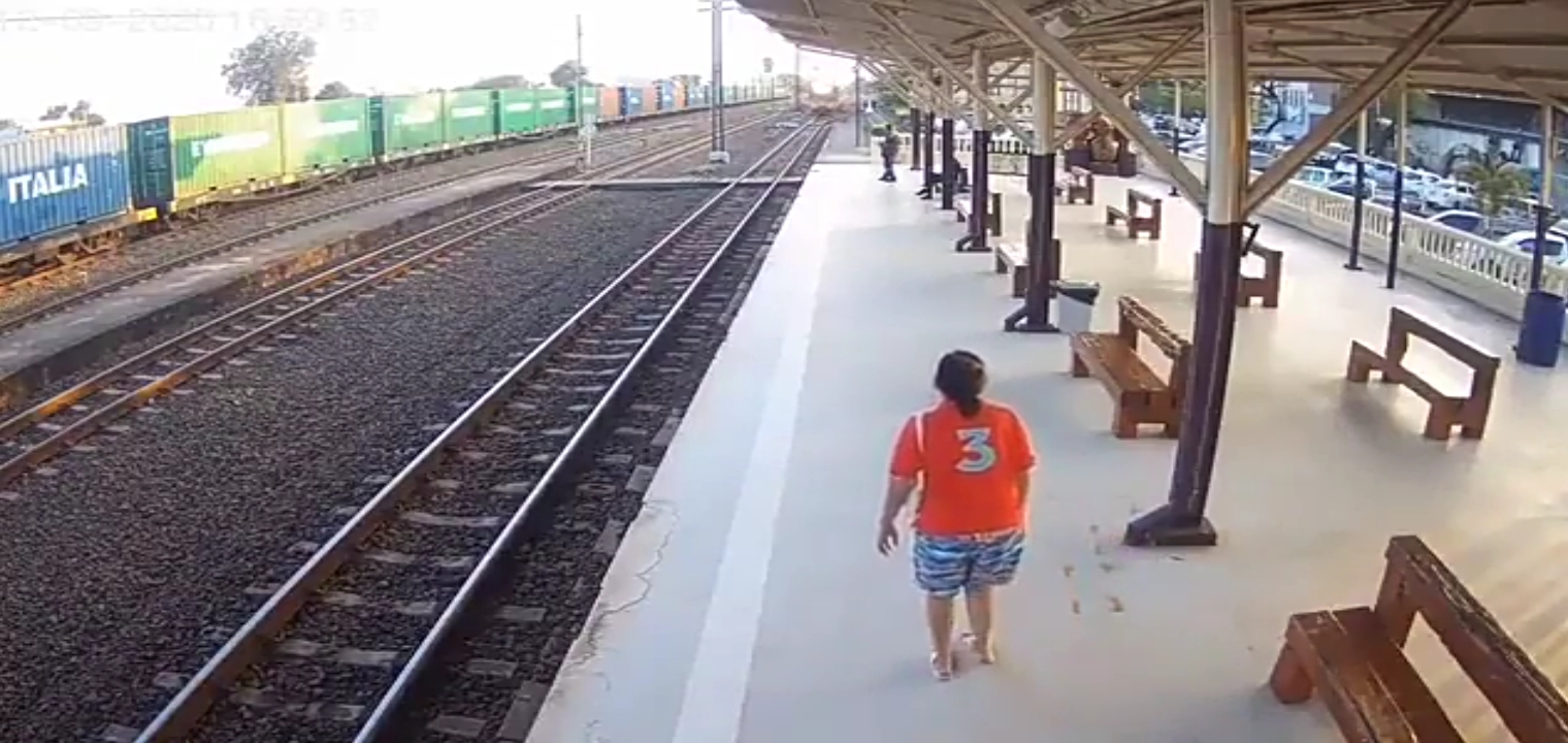 Homem Se Joga Na Linha Do Trem Hoje 2022 MULHER SE JOGANDO NA FRENTE DO TREM - ATROCIDADES 18