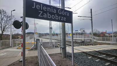 Czynny przystanek Jelenia Góra Zabobrze; na środku wieża kościoła garnizonowego, z prawej kościół św. Erazma i Pankracego (9.03.2020)