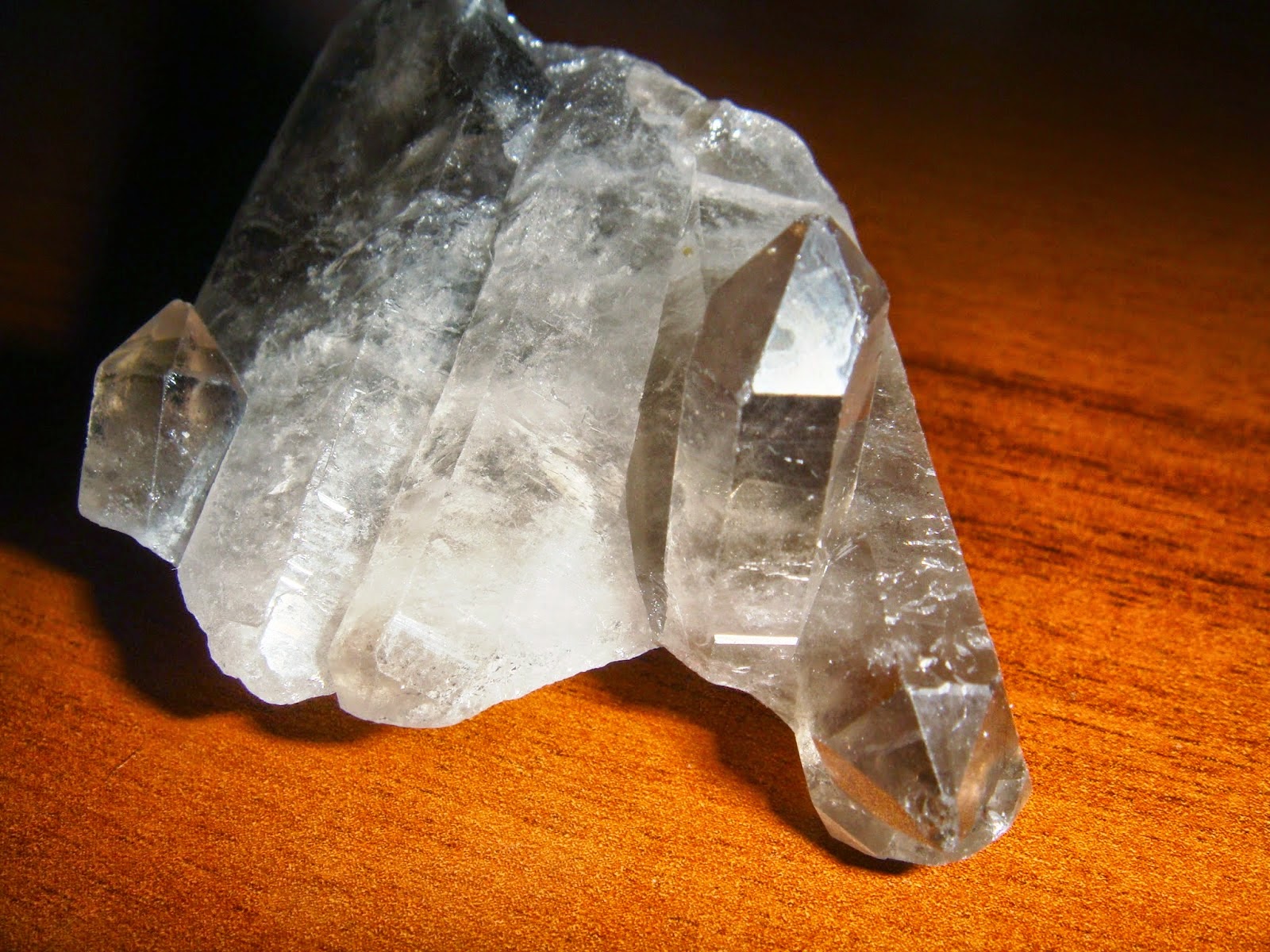 дымчатый монокристалл кварца 1300кг. дымчатый монокристалл кварца 1300кг. азурит, дымчатый кварц. дымчатый монокристалл кварца 1300кг. титанированный кварц.