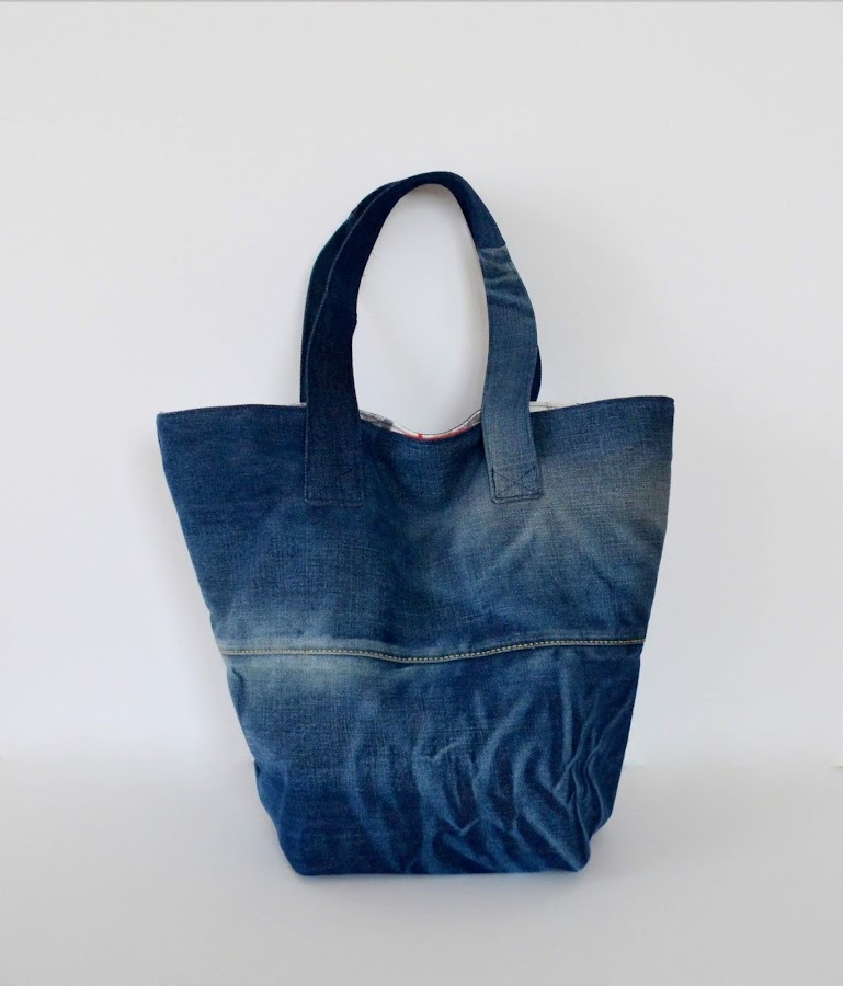 http://www.eleojota.com/2015/09/bolso-reciclaje-vaqueros.html