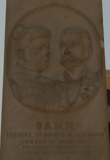 το ταφικό μνημείο της Φανής Μάνου στο ορθόδοξο νεκροταφείο του αγίου Γεωργίου στην Ερμούπολη