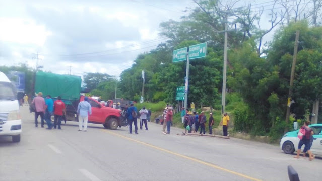Pobladores de Tepetlapa activan bloqueo en la carretera Costera