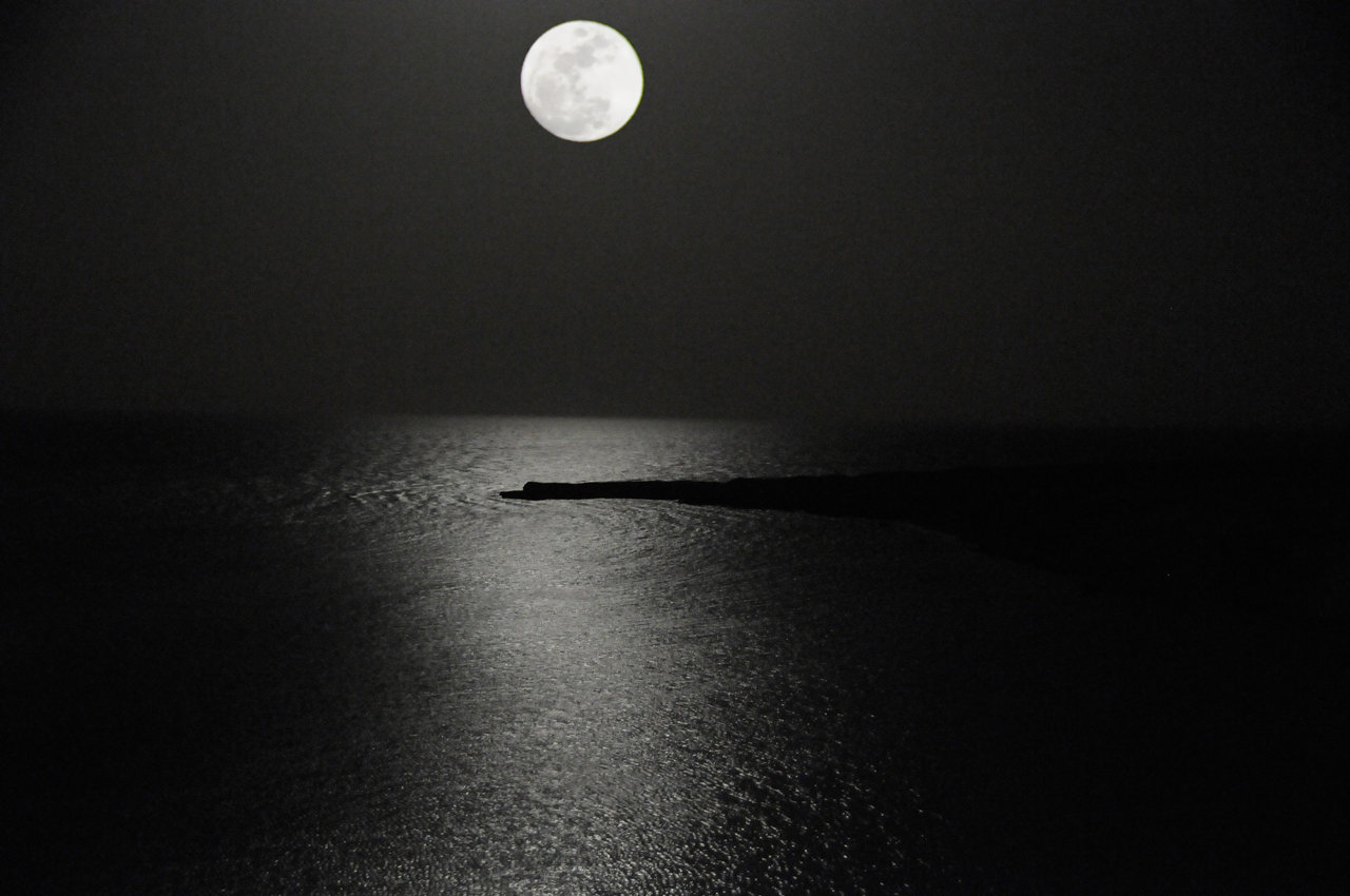 Ночи серых дней короче. Ночь в море. Луна и море. Море ночью без Луны. Отражение Луны.