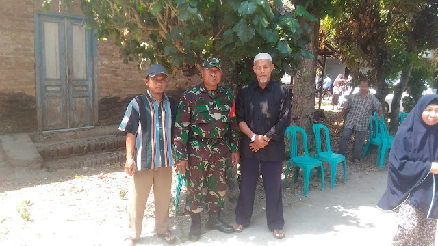 Ikut Berbela Sungkawa Babinsa Hadiri Acara Pemakaman Di Desa Binaan