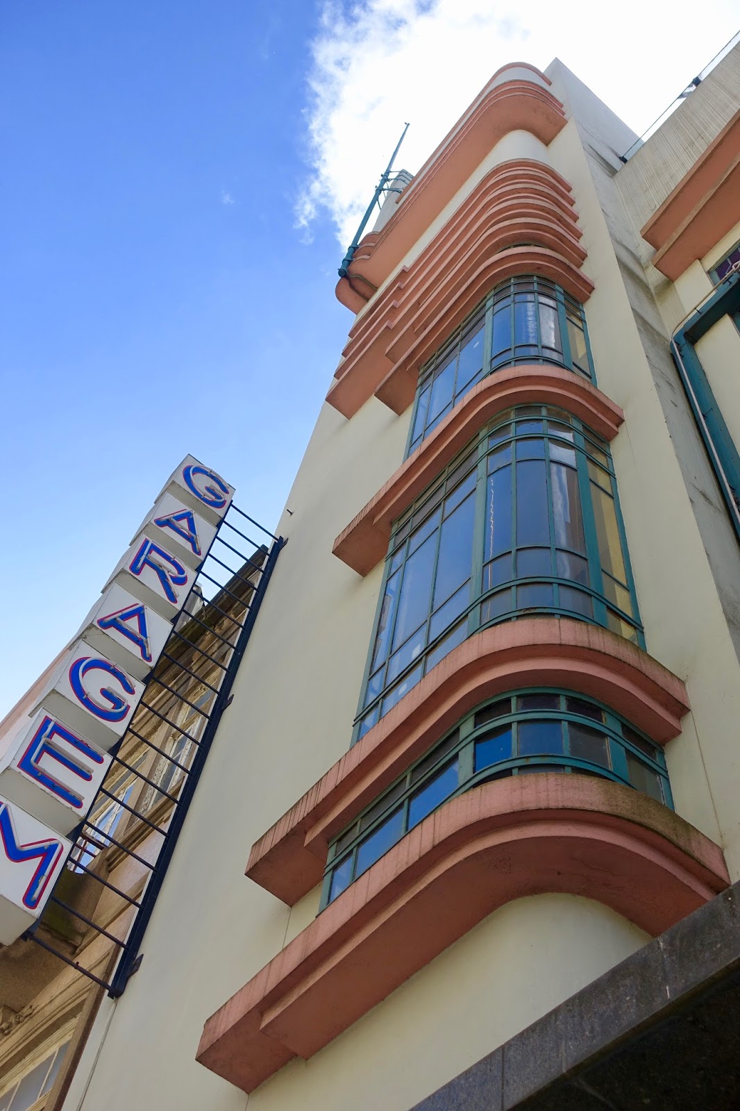 Adrian Yekkes: Porto Art Deco