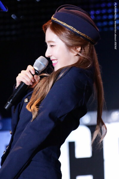 비쥬얼 리즈 찍은 제복입은 레드벨벳 아이린.jpgif | 인스티즈