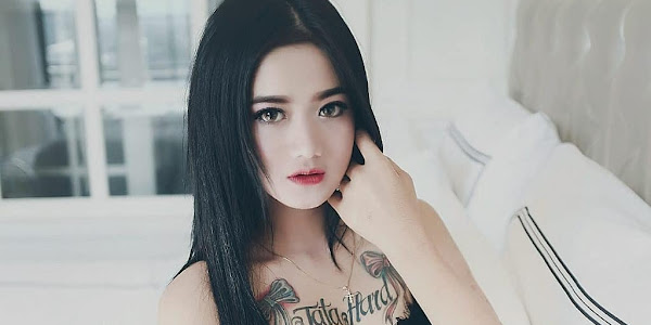 Foto Tata Pramudita Si Model yang Sexy dengan Tattonya