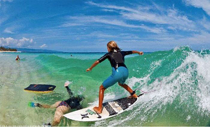 Dicke Frau am Strand surfen - Sommer lustig - Komische Egoisten