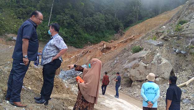 Komisi IV DPRD Sumbar saat meninjau longsor di Bukit Apiak
