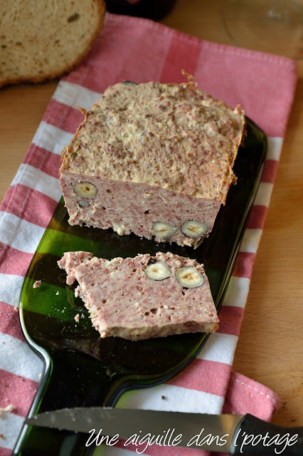 Terrine aux foies de volaille et aux noisettes