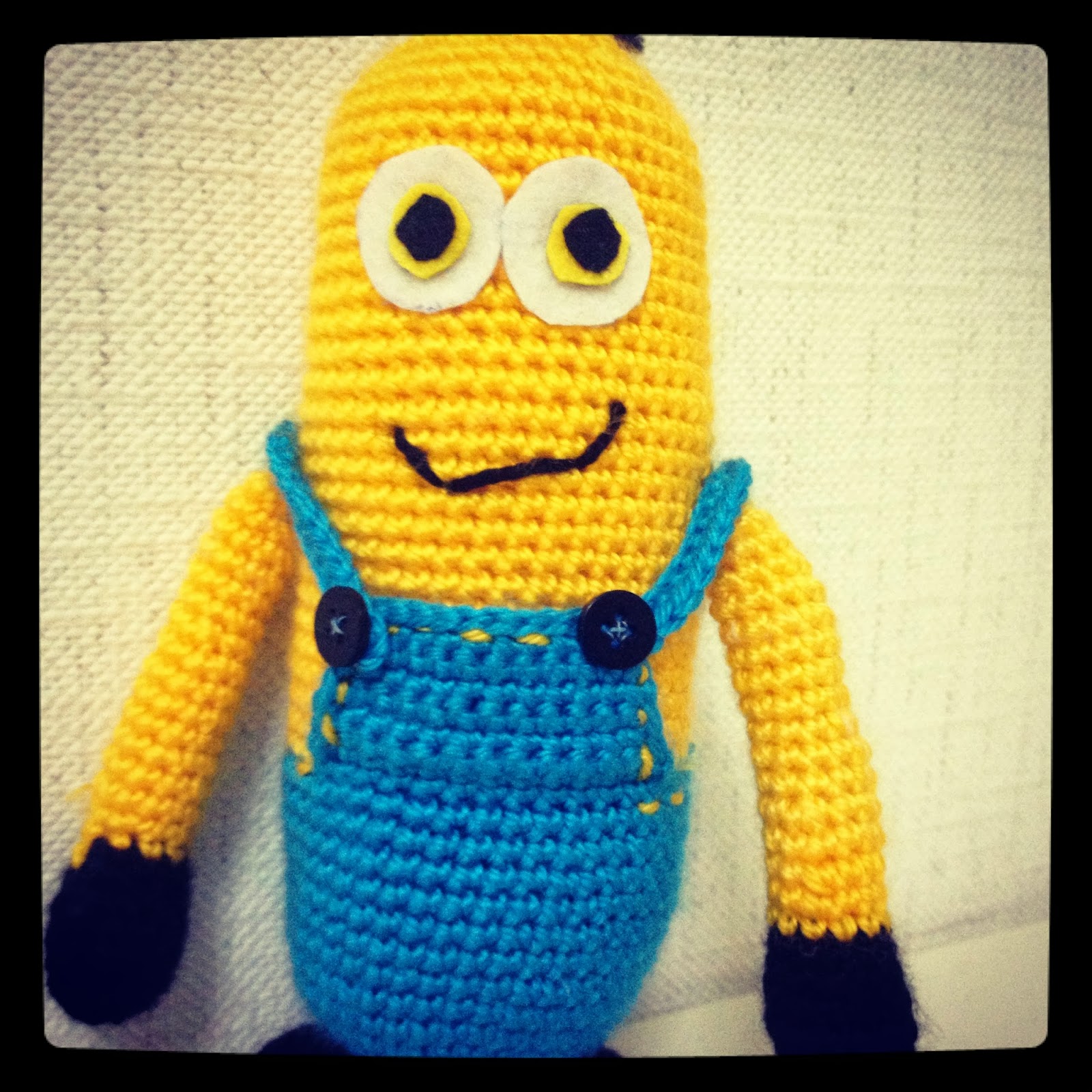 Миньоны амигуруми схема. Амигуруми Миньон пижама. Амигуруми Миньон 30 см.