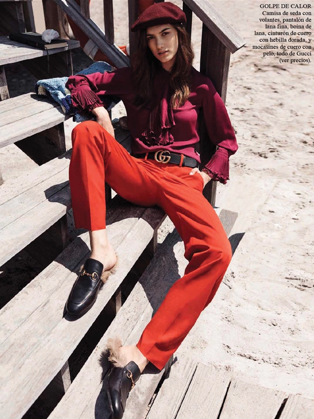samle Oberst Politibetjent Asha Terne: Lilla skjortebluse og røde bukser fra Gucci