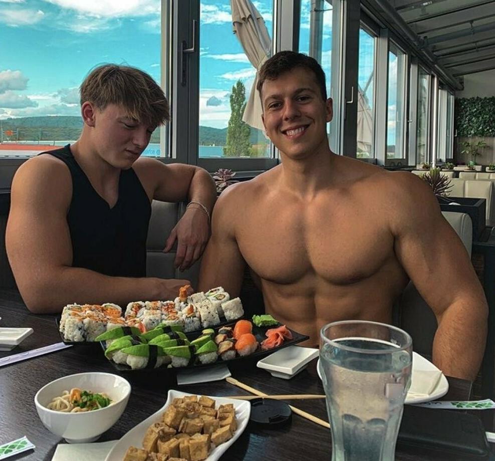 fit-young-bodybuilders-eating-sushi-smiling