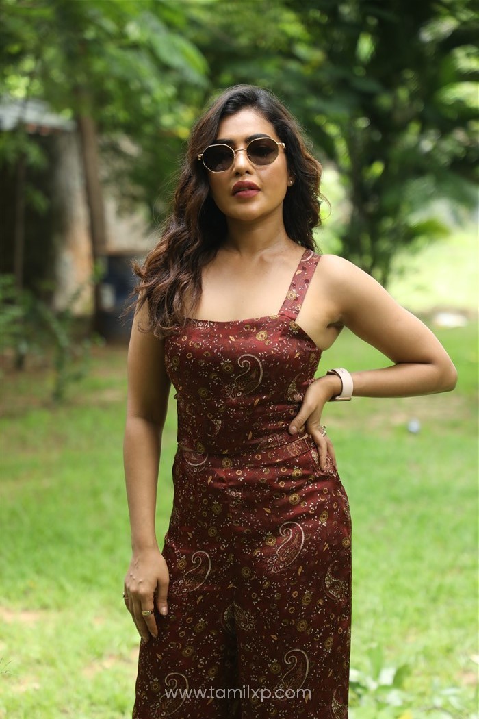 Tamil Actress Saini Photos