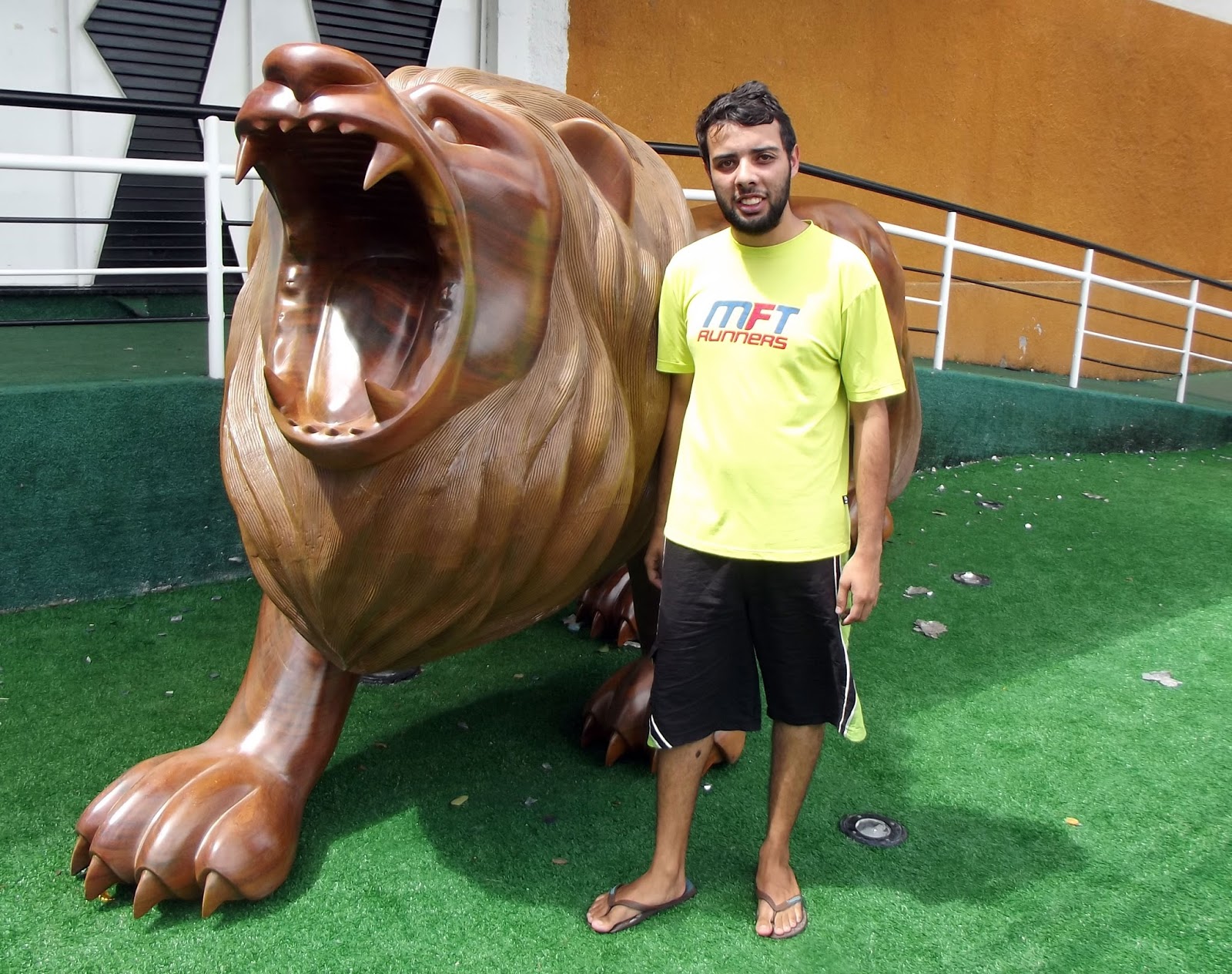 BRAGANTINO COLOCA MASCOTE 'GIGANTE' NA FRENTE DO ESTÁDIO