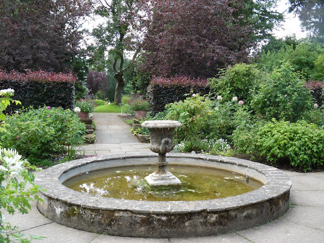 angielski ogród, formalna sadzawka oczko wodne