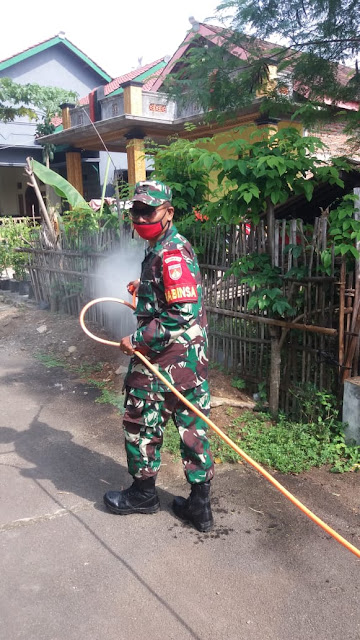 Cegah Covid-19 Babinsa Mojokerto Bantu Warga Semprot Disinfektan Cegah Covid-19 Babinsa Mojokerto Bantu Warga Semprot Disinfektan