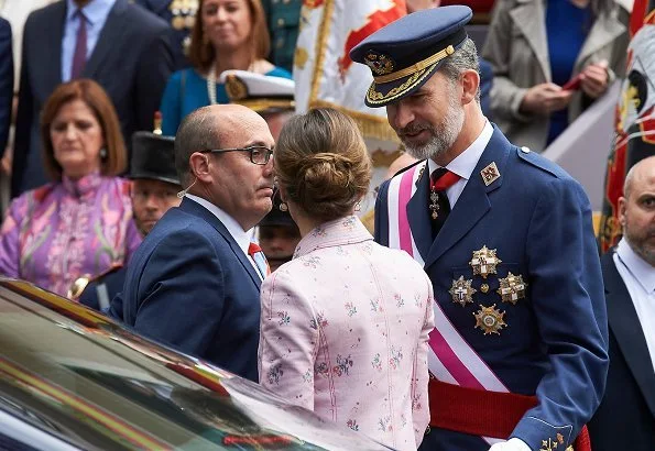 Queen Letizia wore Carolina Herrera Coat and Queen Letizia Jewels Coolook Sarin Earrings, she wore Magrit pups and carried clutch at Armed Forces Day