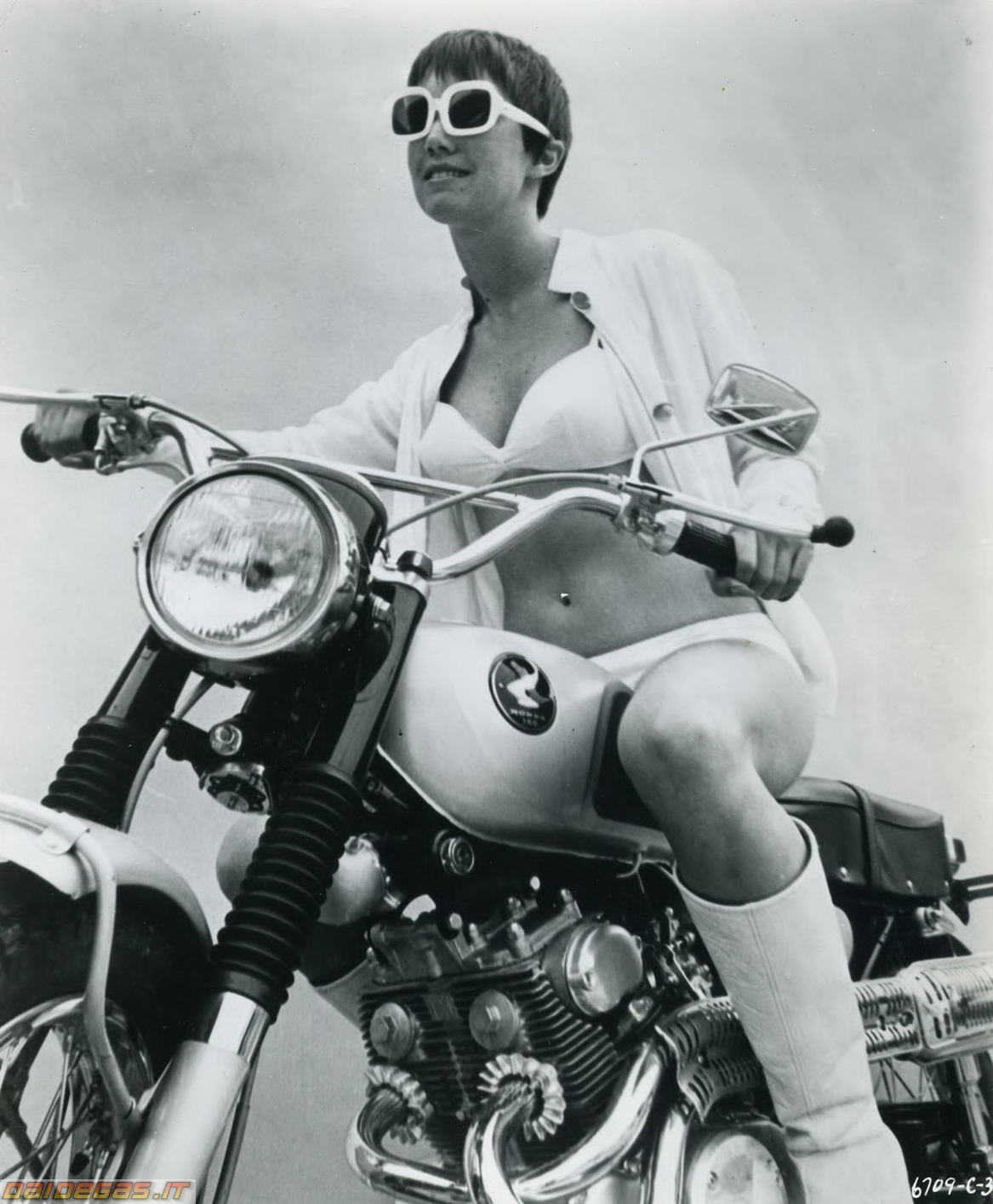 honda-vintage-bike-girl-babe.jpg
