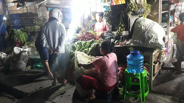 Pasar tradisional saat malam di Nias dan alat cuci tangan di depan toko