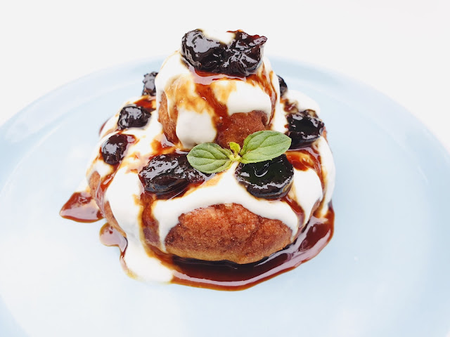 Papanasi Cu Smantana Si Dulceata De Visine