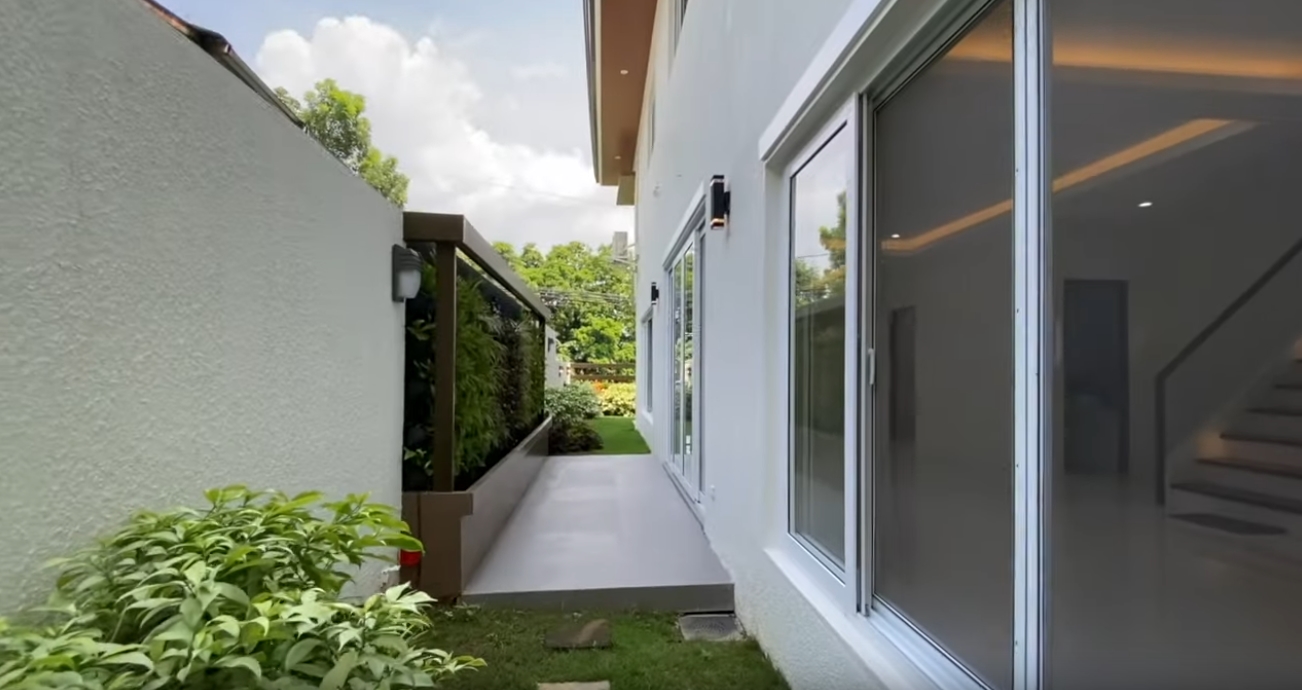 9 Photos vs. Alluring Crisp House In Quezon City Interior Design Tour