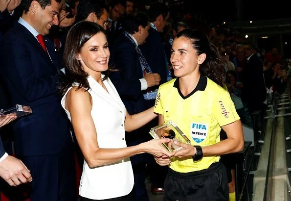 Queen Letizia presented the cup to Real Sociedad players. Queen Letizia wore Felipe Varela Army vest jacket