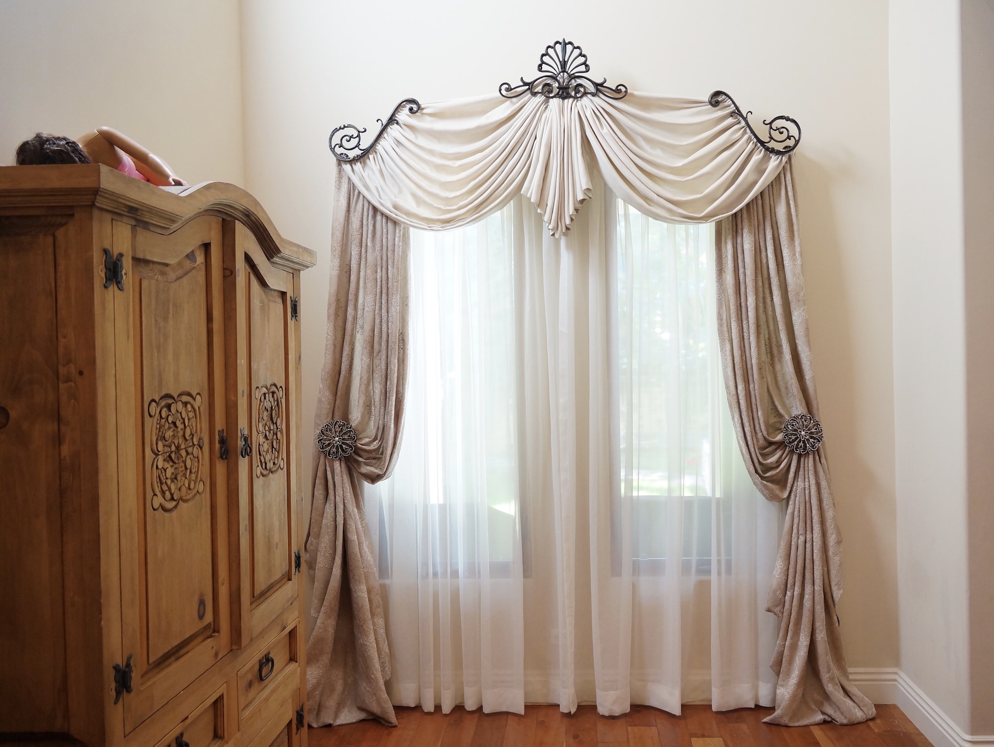 Galaxy Designs 6 Tips to Choose the Best Drapery Hardware for Your Window