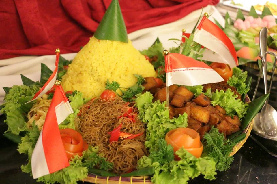 Gambar Tumpeng Agustusan Hiasan Bendera