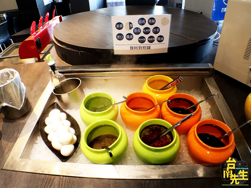 台南火烤兩吃吃到飽/帝王蟹+和牛吃飽吃滿/70多種海陸食材任你點/coldstone冰淇淋+鴨血豆腐+飲品無限享用/加價還有啤酒+調酒喝到飽/無煙炭烤不會全身油煙味