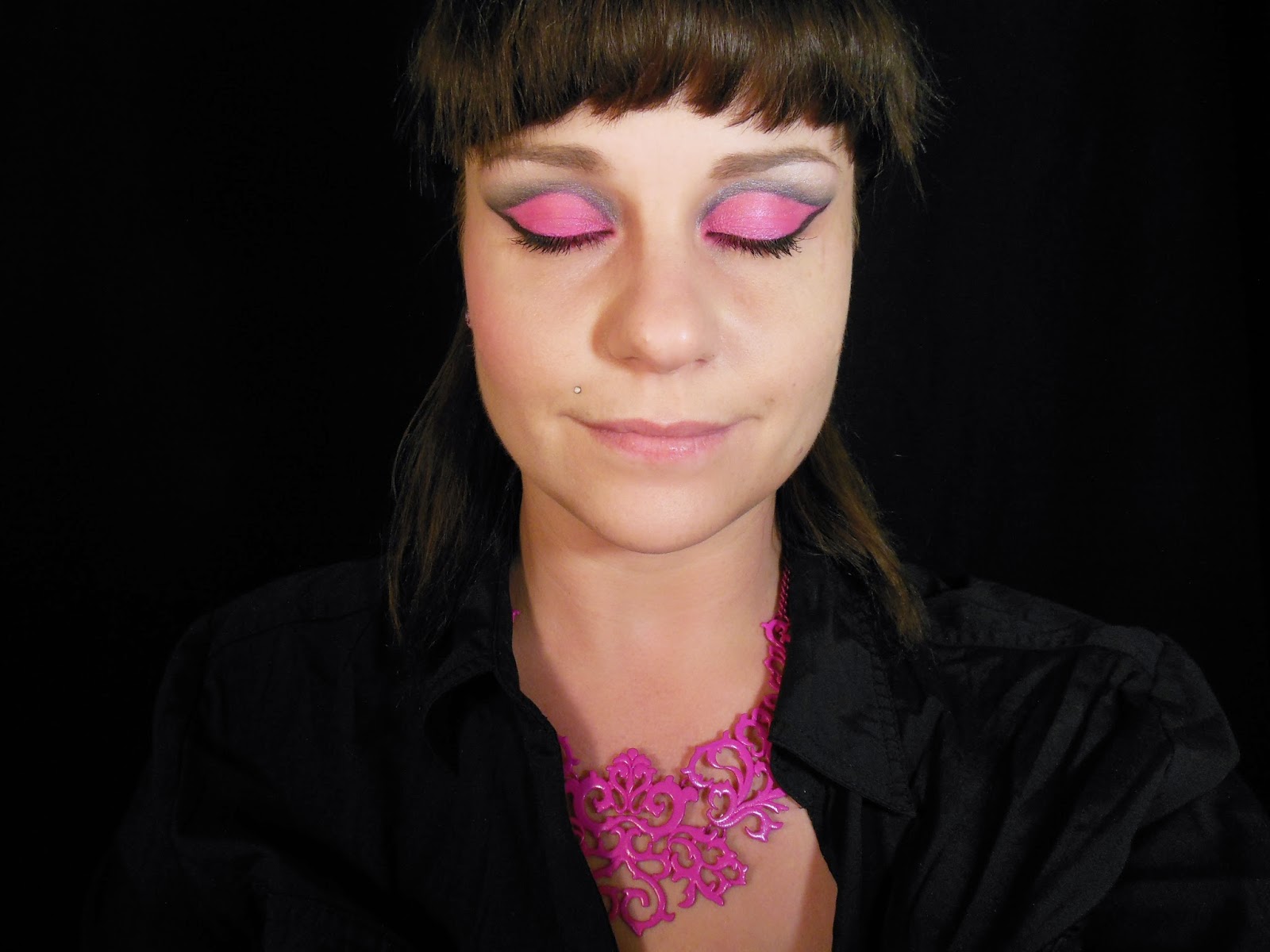 Tutorial of a Dramatic Neon Pink Eye/Lip for Reddit
