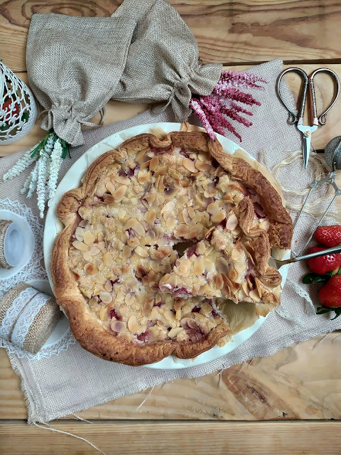 Receta de tarta de queso mascarpone con fresas y crumble de almendras. Tarta sbriciolata. Cheesecake. Postres para el día de la madre. Hojaldre Lidl Horno Cuca